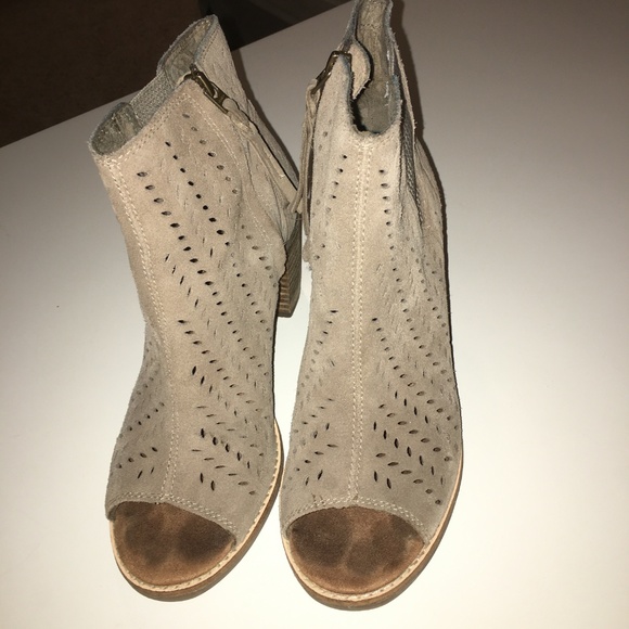 **SOLD** TOMS Majorca Suede Peep Toe Bootie 7.5M - Picture 3 of 8